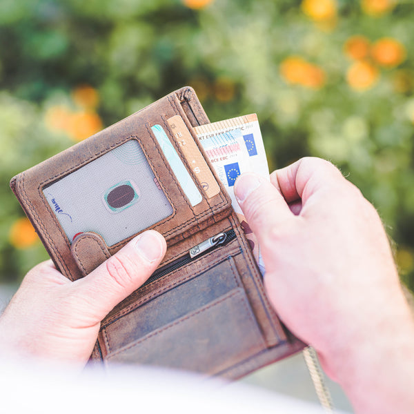 Vertical Wallet with Chain Lenz - Main Image